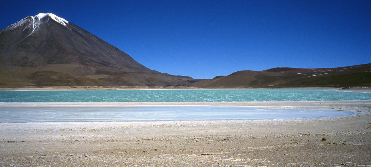 chi_7_26 licancabur pano.jpg - Sud Lipez volcan Licancabur la laguna Verde et le volcan